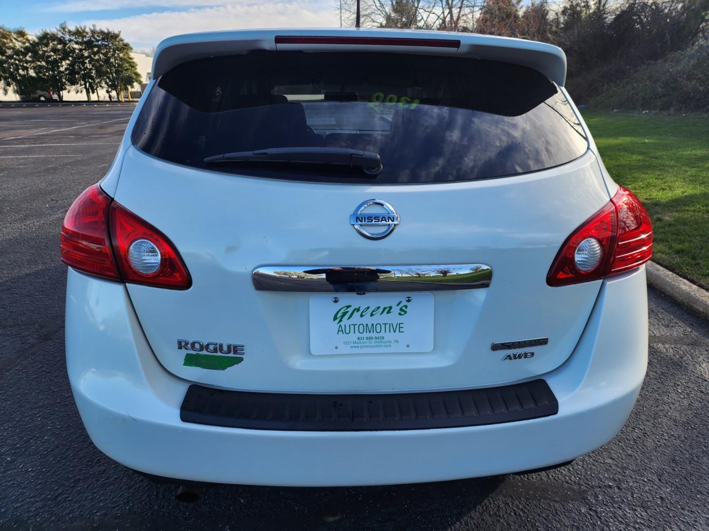 2012 WHITE /Black Nissan Rogue S AWD (JN8AS5MV9CW) with an 2.5L L4 DOHC 16V engine, Continuously Variable Transmission transmission, located at 1221 Madison St., Shelbyville, TN, 37160, (931) 680-9439, 0.000000, 0.000000 - Photo#2